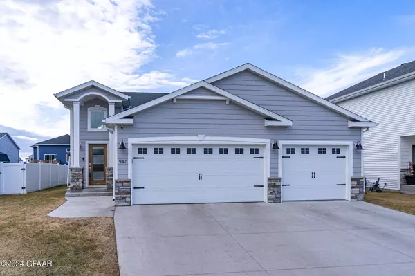 947 CEDAR BURLS Drive, Grand Forks, ND 58201