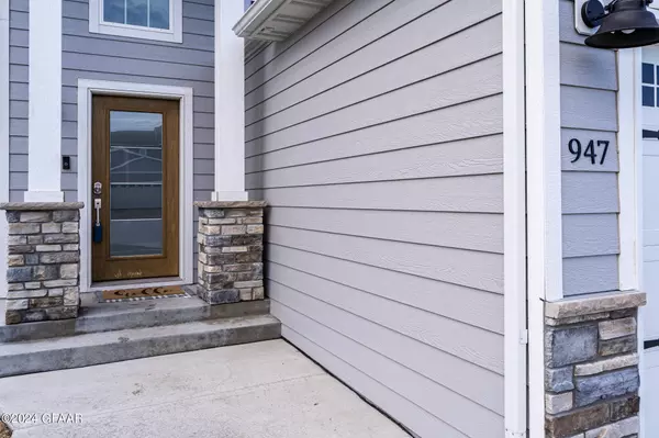 947 CEDAR BURLS Drive, Grand Forks, ND 58201