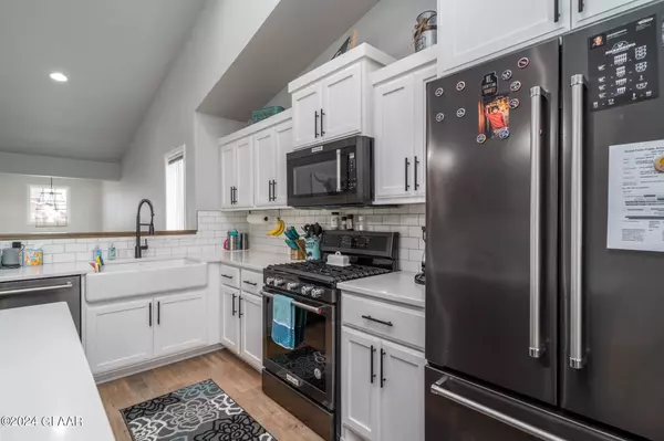 947 CEDAR BURLS Drive, Grand Forks, ND 58201