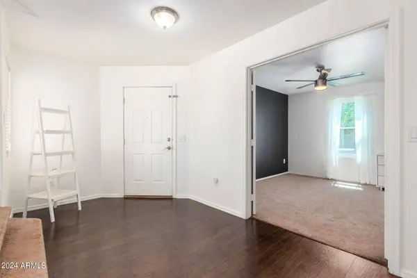 7076 W GLENN Drive, Glendale, AZ 85303