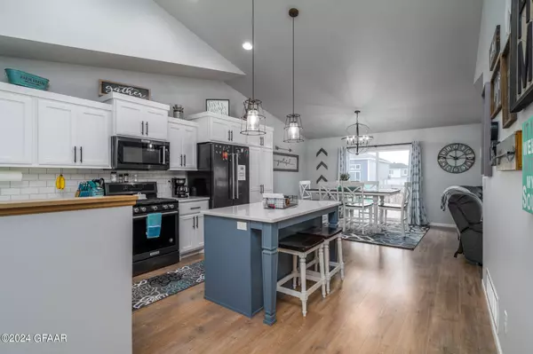 947 CEDAR BURLS Drive, Grand Forks, ND 58201