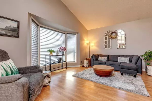 4 Strathwood Bay SW, Calgary, AB T3H 1V6