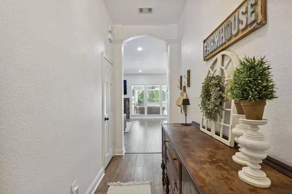 6733 Big Springs Drive, Arlington, TX 76001