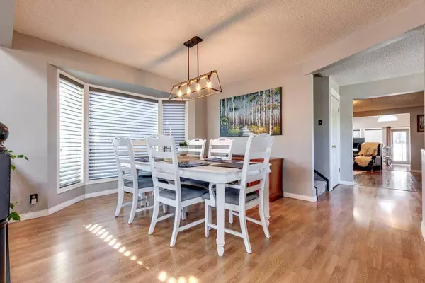 4 Strathwood Bay SW, Calgary, AB T3H 1V6