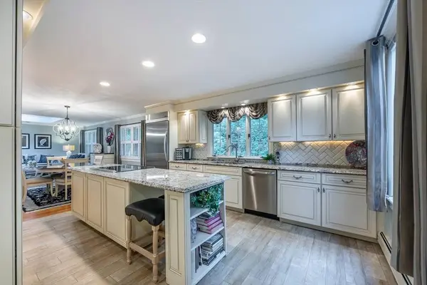 102 Hillside Rd, North Andover, MA 01845