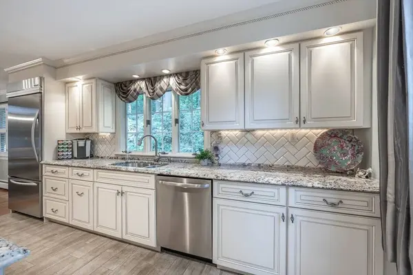 102 Hillside Rd, North Andover, MA 01845