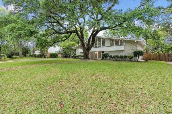 5728 Vendome DR S, Mobile, AL 36609
