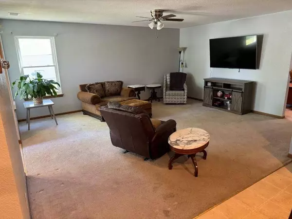 312 S Stone Creek DR, Gardner, KS 66030