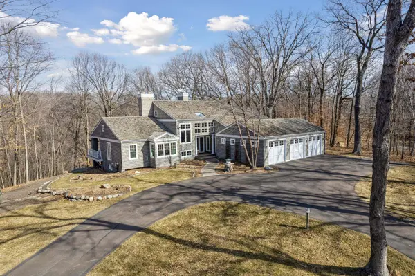 1350 Hesse Farm RD, Chanhassen, MN 55318