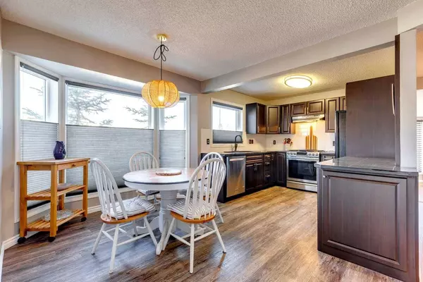 4 Strathwood Bay SW, Calgary, AB T3H 1V6