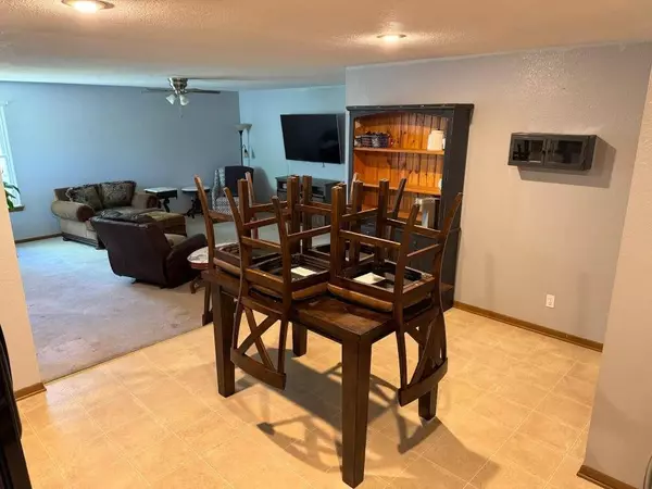 312 S Stone Creek DR, Gardner, KS 66030