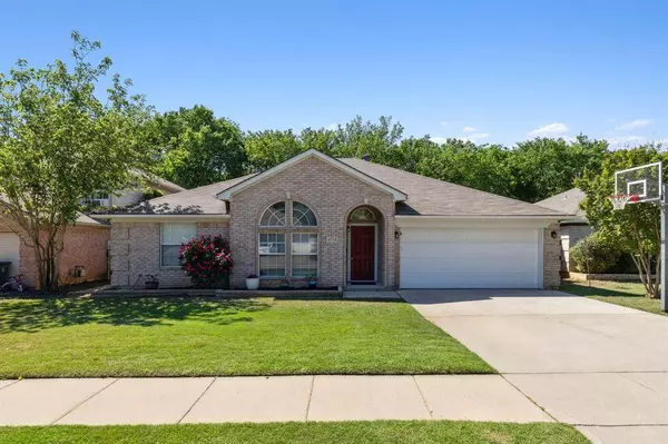 6733 Big Springs Drive, Arlington, TX 76001