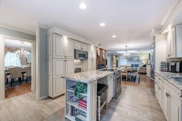 102 Hillside Rd, North Andover, MA 01845