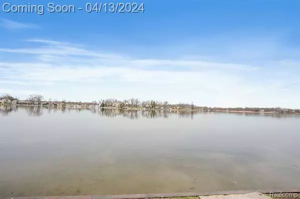 10120 Elizabeth Lake Road, White Lake, MI 48386