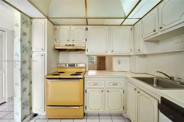 100 Berkley Rd #306, Hollywood, FL 33024