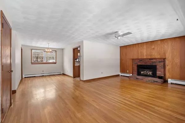 3 Woodcrest Dr, Tewksbury, MA 01876