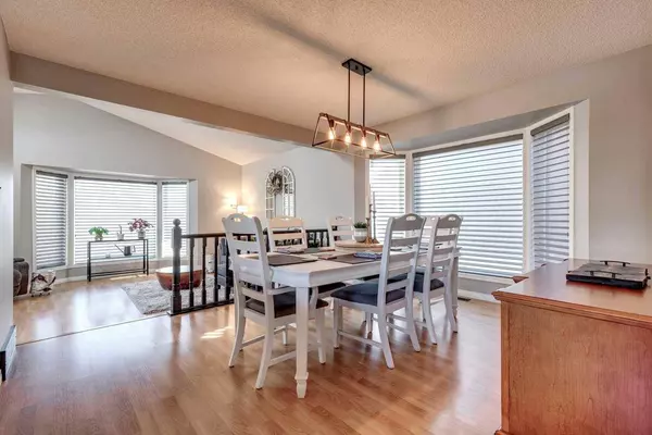 4 Strathwood Bay SW, Calgary, AB T3H 1V6