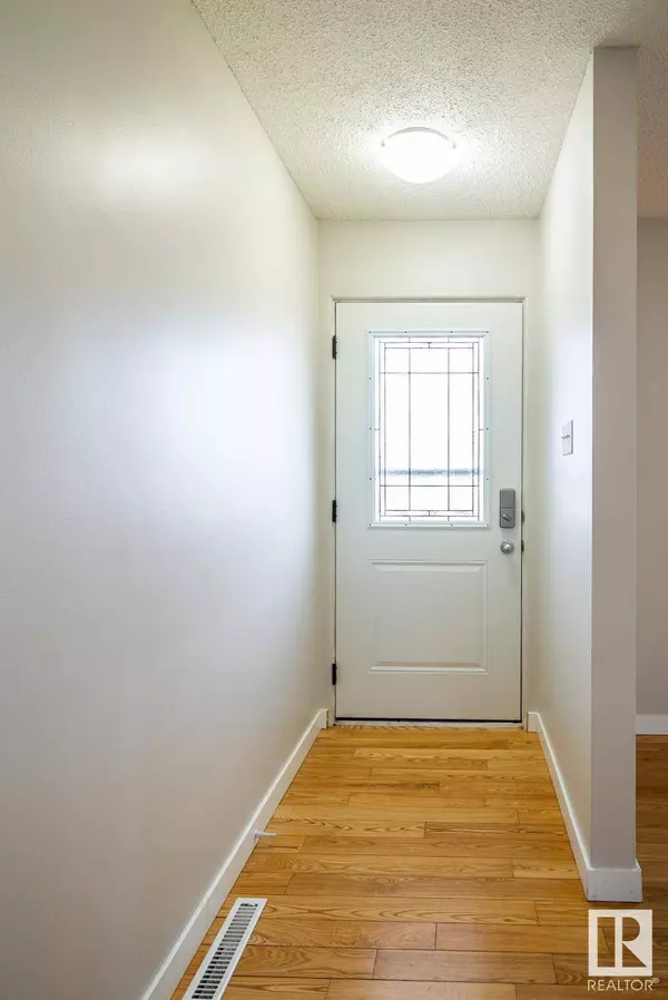 5207 103 AV NW, Edmonton, AB T6A 0T1