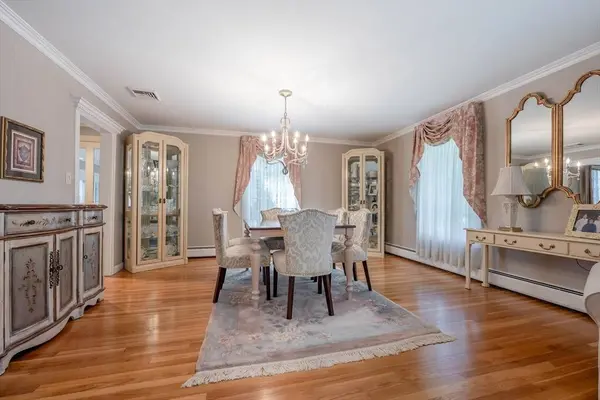 102 Hillside Rd, North Andover, MA 01845