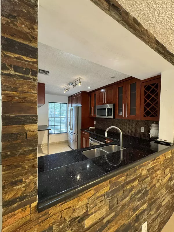 4904 SW 31st TER, Dania, FL 33312