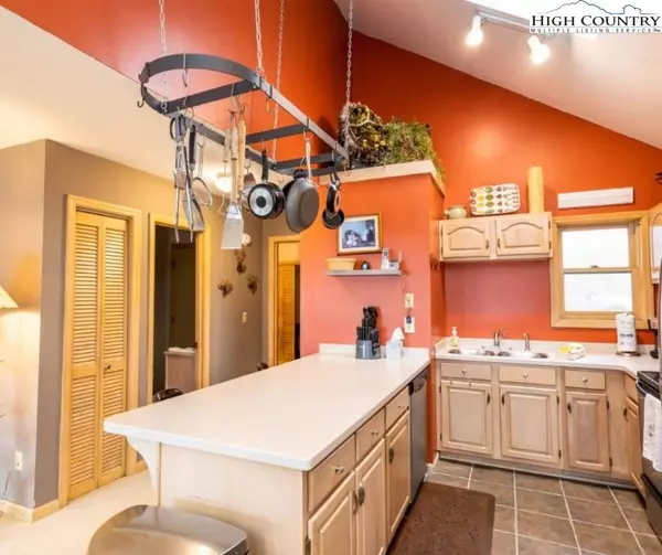 1534 Beech Mountain Pkwy, Beech Mountain, NC 28604