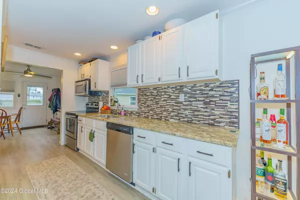 27 Prince Ct Court, Albany, NY 12205