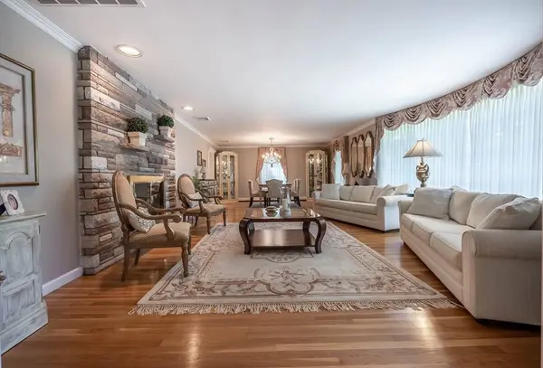 102 Hillside Rd, North Andover, MA 01845