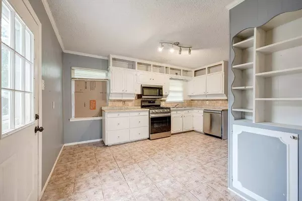 542 Souder Drive, Hurst, TX 76053