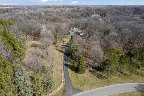 1350 Hesse Farm RD, Chanhassen, MN 55318