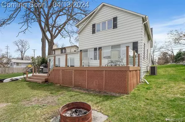 10120 Elizabeth Lake Road, White Lake, MI 48386