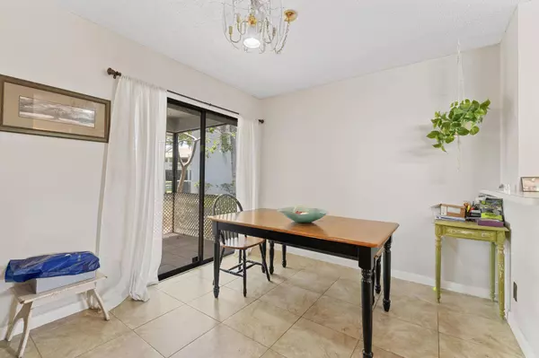 1615 Woodbridge Lakes CIR, West Palm Beach, FL 33406