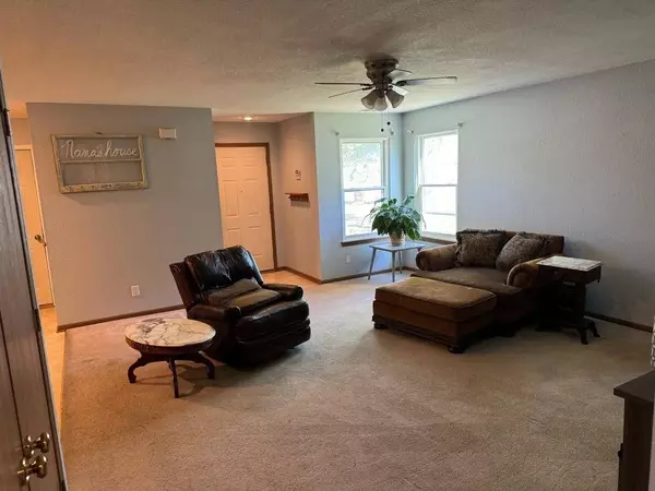 312 S Stone Creek DR, Gardner, KS 66030