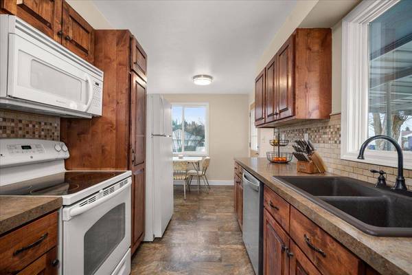 6028 N Oak St, Spokane, WA 99205