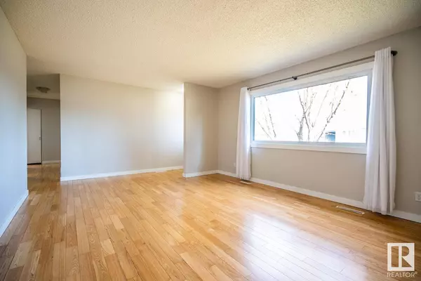 5207 103 AV NW, Edmonton, AB T6A 0T1