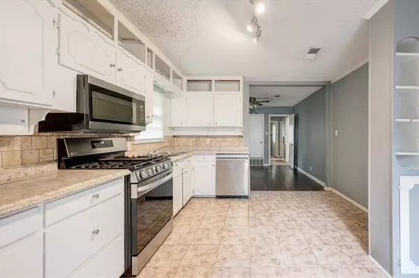 542 Souder Drive, Hurst, TX 76053