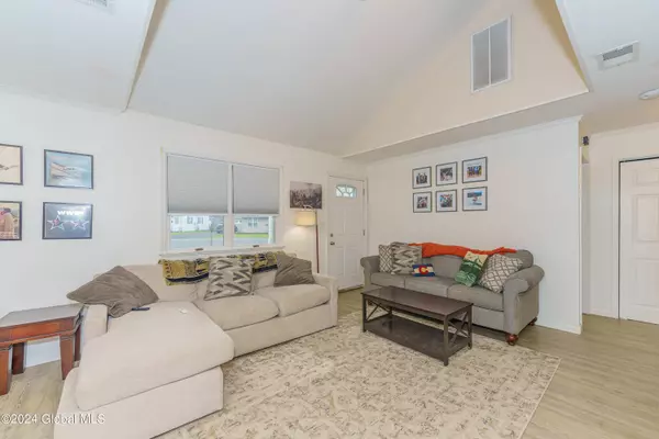 27 Prince Ct Court, Albany, NY 12205