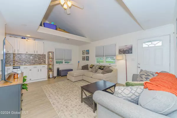 27 Prince Ct Court, Albany, NY 12205