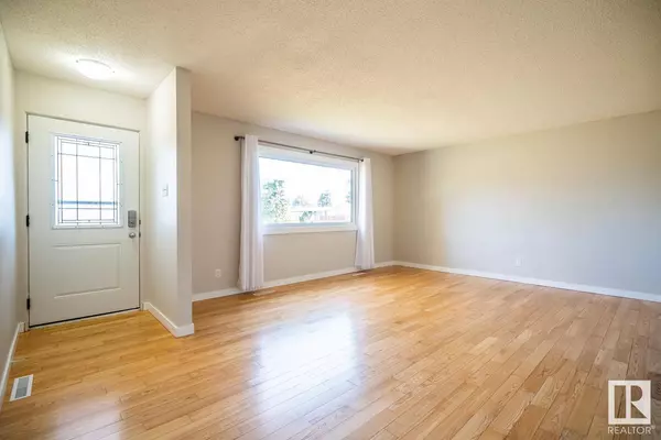 5207 103 AV NW, Edmonton, AB T6A 0T1