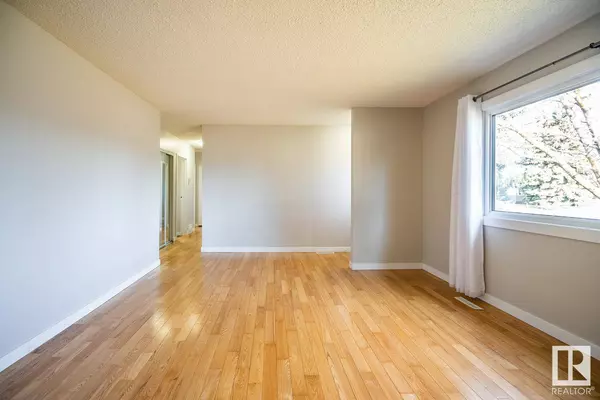 5207 103 AV NW, Edmonton, AB T6A 0T1