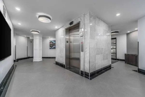 10 Sierra Morena Mews SW #210, Calgary, AB T3H 3K5