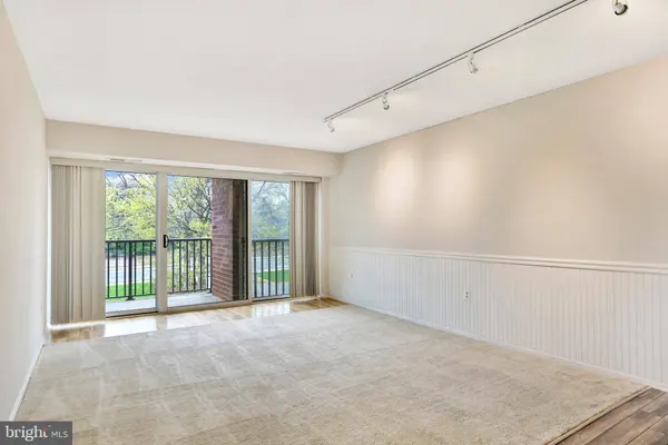 1300 ARMY NAVY DR S #227, Arlington, VA 22202