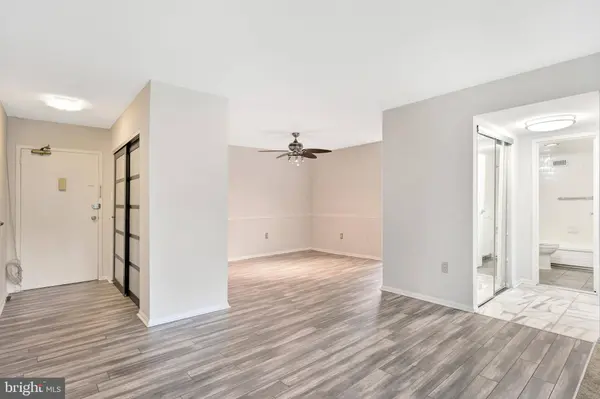 1300 ARMY NAVY DR S #227, Arlington, VA 22202