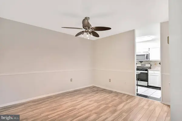 1300 ARMY NAVY DR S #227, Arlington, VA 22202