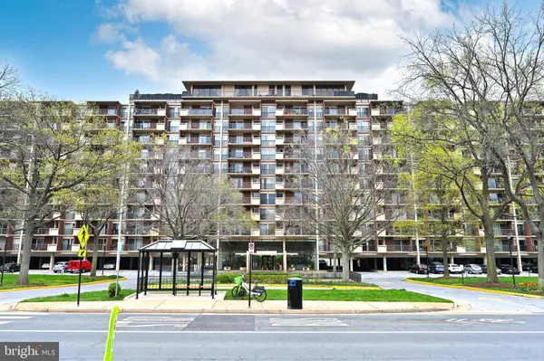 1300 ARMY NAVY DR S #227, Arlington, VA 22202