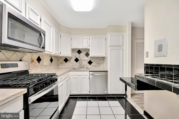 1300 ARMY NAVY DR S #227, Arlington, VA 22202