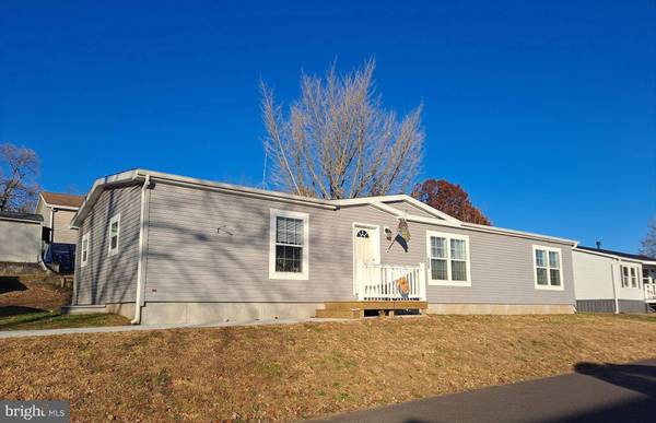 906 LAKEVIEW DR, Green Lane, PA 18054