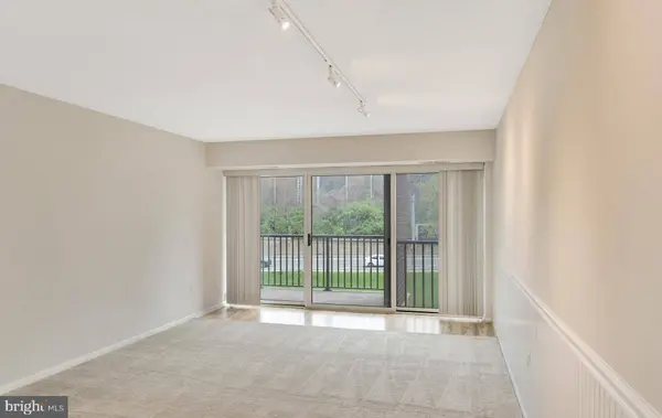 1300 ARMY NAVY DR S #227, Arlington, VA 22202