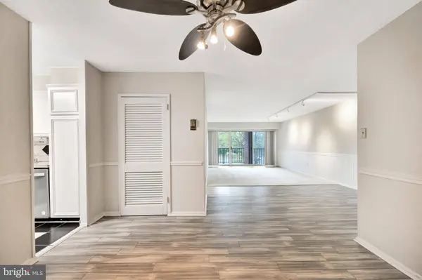 1300 ARMY NAVY DR S #227, Arlington, VA 22202