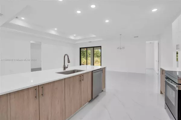 813 Poinsettia Ave, Lehigh Acres, FL 33972