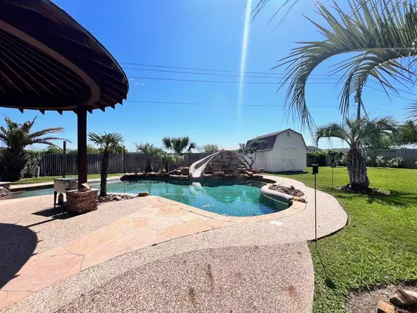 11014 Oakwood DR, La Porte, TX 77571